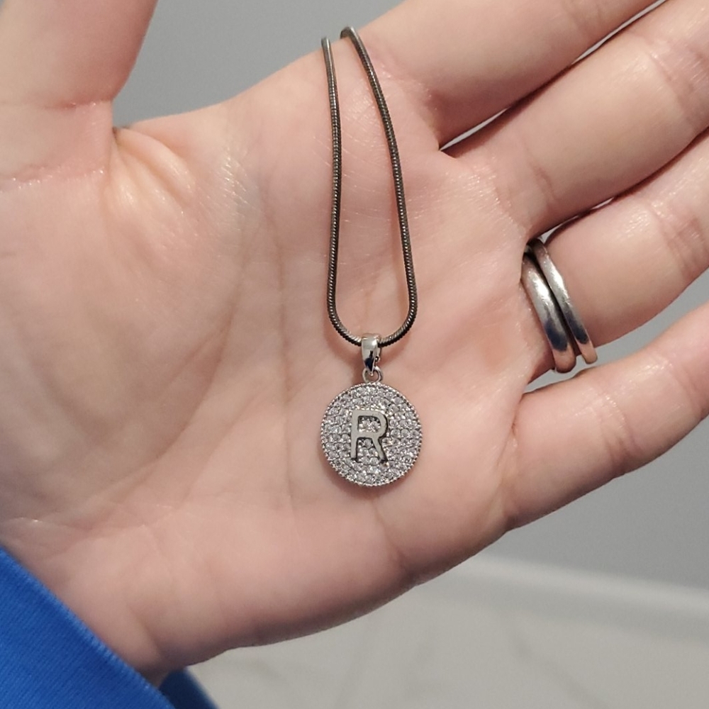 "R" necklace